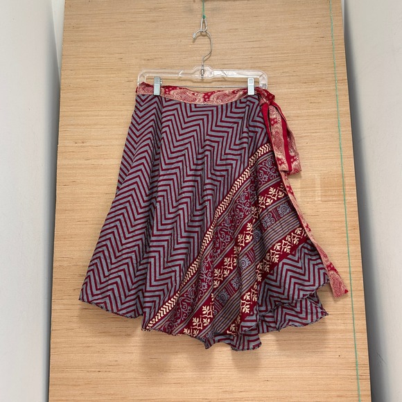 Darn Good Yarn Dresses & Skirts - Darn Good Yarn Silk Reversible Sari Wrap Skirt Red Grey Chevron Paisley 4-12